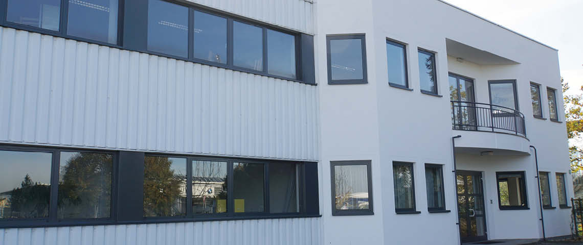 Optimo Produktionshalle Neue Außenfassade bei Optimo